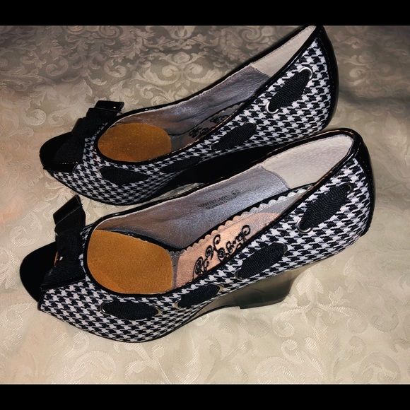 Stylish Comfort: Naughty Monkey Women's Busy Wedge Heels - Picture 4 of 8